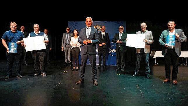 Geehrte und Gäste: Felix Ragusa (vorn, von links) und Stefan Prommersberger von Elektro Schäuble in Bad Säckingen, Minister Thomas ...