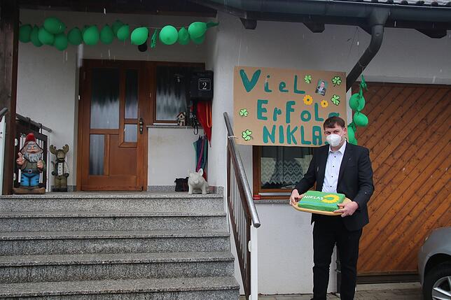 Landtagskandidat Niklas Nüssle wurde in seinem Heimatdorf Ofteringen am Wahlsonntag schon am Vormittag gefeiert. Die Nachbarn hatten das ...