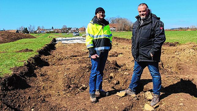 Mathias Nicke vom Landesamt für Denkmalpflege (links) und Armin Höfler von der Engener Firma Archeotask inmitten der Aufgrabung beim ...