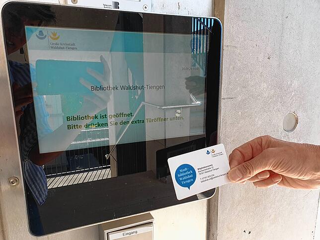 Der Scanner an der unteren rechten Ecke des Displays registriert den Mitgliedsausweis. Auf diese Weise gelangen erwachsene Nutzer in die ...