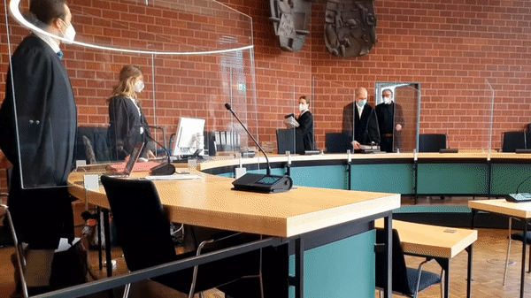 Bild : Falsche-Polizisten-Bande: Das passierte, als sich der mutmaßliche Trickbetrüger bei dem Rentner aus Konstanz entschuldigte &ndash; Prozessauftakt am Landgericht