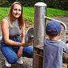 Kathrin Themann spielt morgens mit ihrem dreijährigen Sohn Milan auf dem Spielplatz, weil die Familie keinen Kindergartenplatz bekam. ...