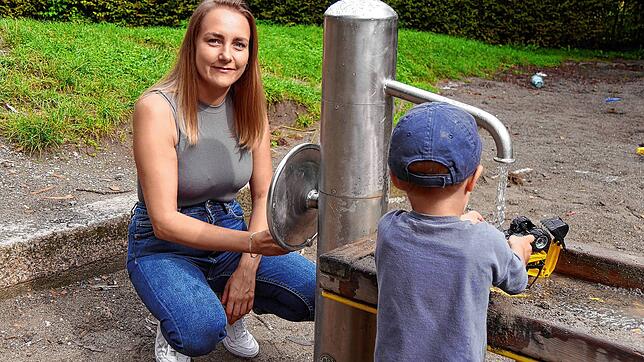 Kathrin Themann spielt morgens mit ihrem dreijährigen Sohn Milan auf dem Spielplatz, weil die Familie keinen Kindergartenplatz bekam. ...