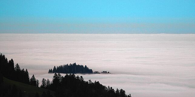 Blick vom österreichischen Berg Pfänder im November 2021: Der Bodensee ist dicht verhüllt – von Hochnebel, der streng genommen gar ...