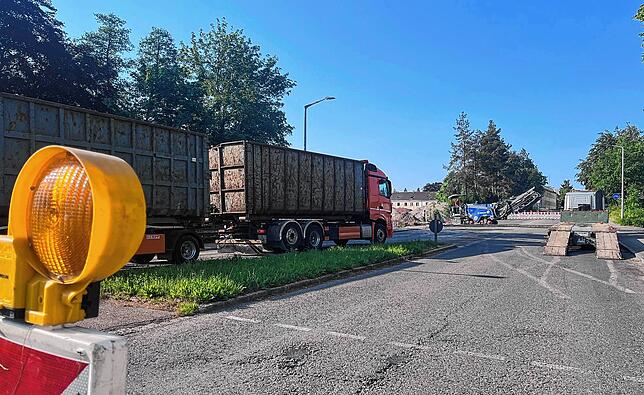 Große Lastwagen fahren auf die Baustelle, das ehemalige Kasernengelände.