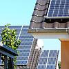 Dächer mit Solaranlagen: Bis zu 30 Prozent der Anschaffungskosten lassen sich durch die Selbstmontage sparen, schätzen Experten.