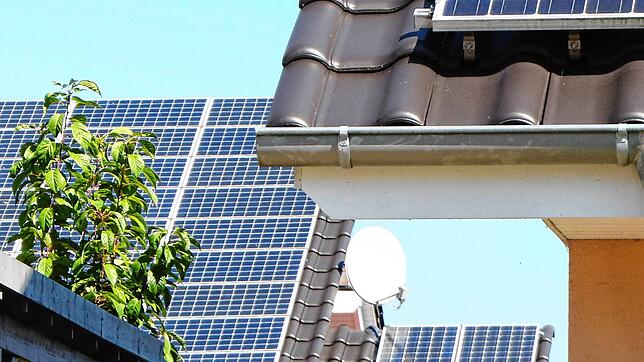 Dächer mit Solaranlagen: Bis zu 30 Prozent der Anschaffungskosten lassen sich durch die Selbstmontage sparen, schätzen Experten.