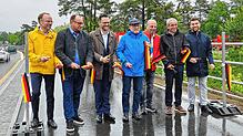 Banddurchschnitt zur Freigabe des Radwegs – von links: Christoph Keckeisen (Erster Landesbeamter des Bodenseekreises), Klaus Hoher ...