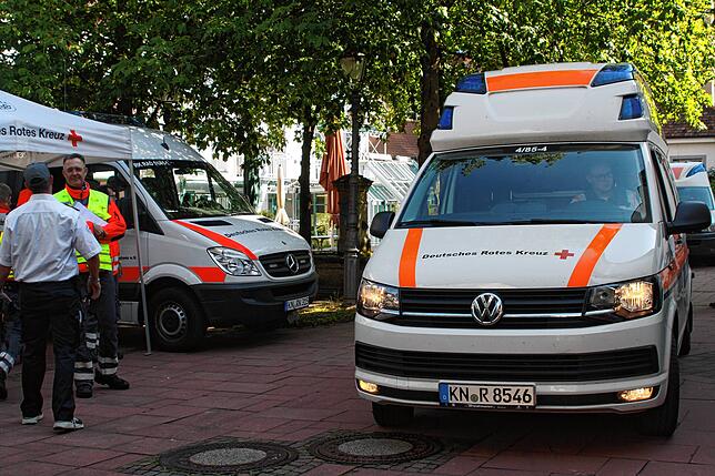 DRK-Einsatzleiter David Leeder (links, mit Warnweste) hat am ehemaligen Pflegeheim alles im Blick.