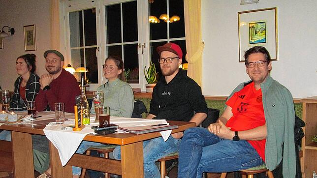 Der Vorstand plant das Zelt-Fest mit Optimismus (von links): Schriftführerin Rebecca Ebner, das gleichberechtigte Vorstandstrio Felix ...