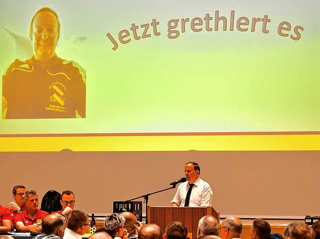 Bild 11: Schiedsrichter verabschieden Dieter Grethler am Bezirkstag – und wir haben Fotos
