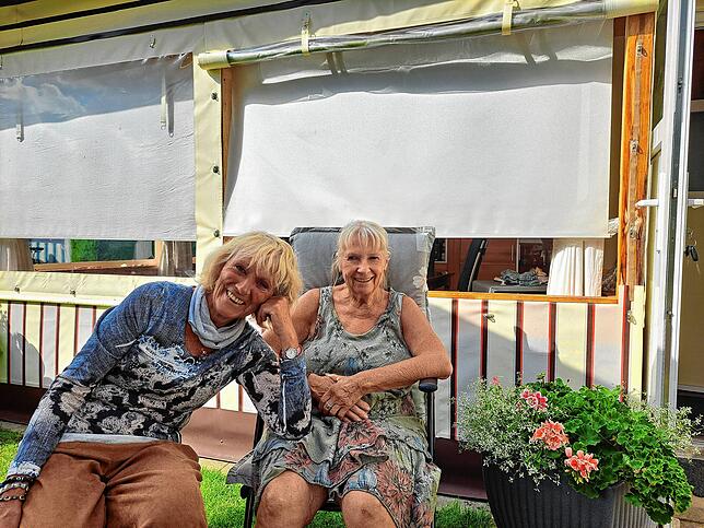Die Freundinnen Gabi Frei (links) und Dagmar Kaum treffen sich am Nachmittag vor Dagmar Kaums Wohnwagen.