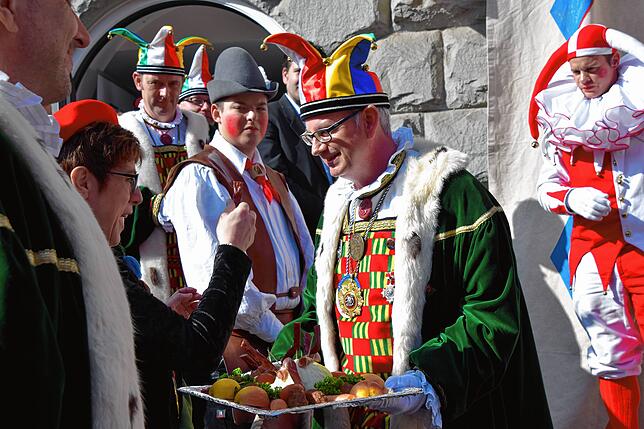 Bild 15: Bilder von AKK bei der Brauchtumsvorführung und gemeinsam mit Bürgern, die Geschenke hatten