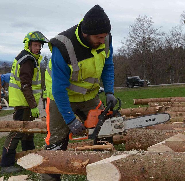 Bild 9: Bis der Funken trotz Sturmtiefs brennt: Unterwegs mit der Funkenmannschaft Markdorf