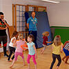 Erzieher Amin Hilali vom Kinderhaus am Rhein (links) und HSG-Trainer Kai Mittendorf lassen die Sportgarten-Kinder &bdquo;Zauberer und ...