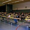Politiker auf Distanz: Bei der öffentlichen Kreistagssitzung in der Gemeindehalle Unterlauchringen sorgte die Verwaltung für Abstände ...