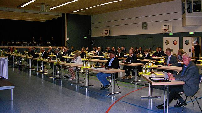 Politiker auf Distanz: Bei der öffentlichen Kreistagssitzung in der Gemeindehalle Unterlauchringen sorgte die Verwaltung für Abstände ...