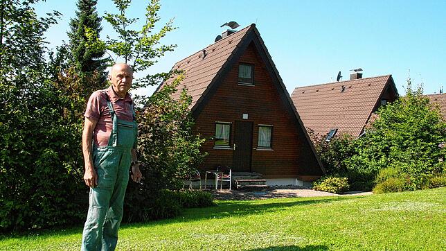 Die Häuser sind gut gebaut und sind kein Schandfleck: Heinz Gerspach vor seinem Spitzdachhaus &ndash; einem Vorgänger der angesagten ...
