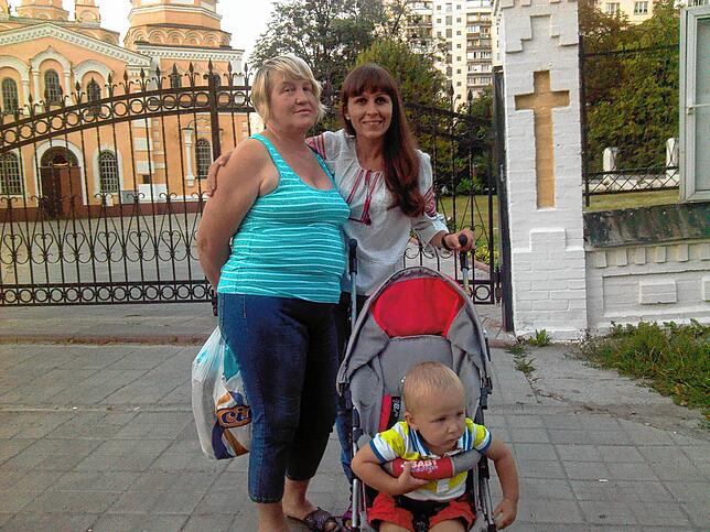 Maryna Perschel (rechts) mit ihrer Mutter Olga Kolesnik und einem ihrer Söhne bei einem Urlaub in der Ukraine.