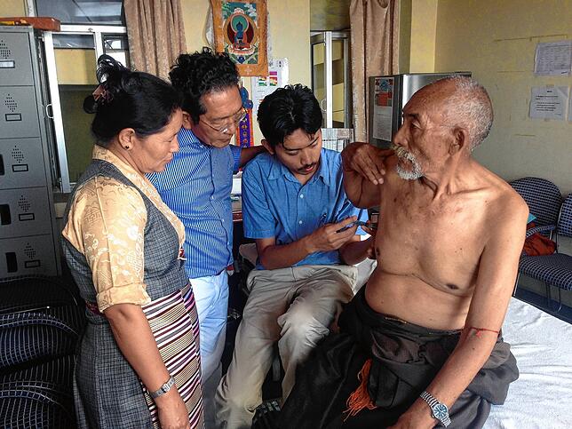 Tashe Thaktsang (2.v.l.) arbeitet während seiner freien Zeit im Delek-Hospital in Tibet. Gemeinsam mit seiner Frau und weiteren Helfern ...