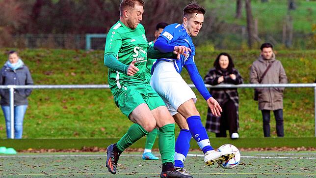 Der SC Markdorf (Luis Weber, rechts) bremste den TSV Aach-Linz (Erik Dukart) im letzten Spiel vor der Winterpause aus und gewann mit 3:2.