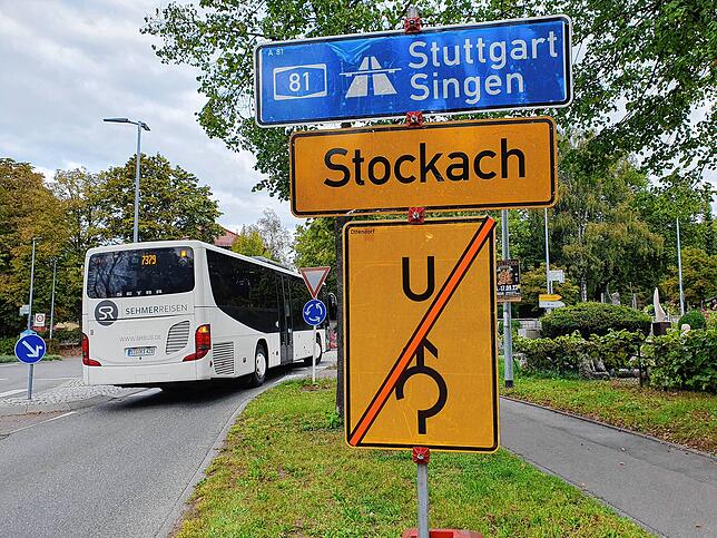 Bereits seit einigen Tagen stehen in der Stadt die vorbereiteten Umleitungsschilder. Hier ist eines am Friedhofkreisel zu sehen. Noch ...