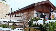 Das Hallenbad-Gebäude verursacht weiterhin hohe Kosten, obwohl das Bad seit einigen Monaten nicht mehr in Betrieb ist. Bild: Hans-Jürgen ...