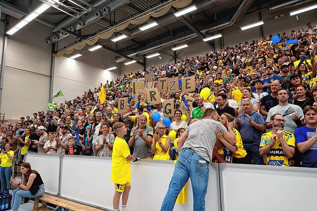 Bild 33: HSG Konstanz feiert den Aufstieg in die 2. Handball-Bundesliga. Bilder vom Spiel gegen Hildesheim