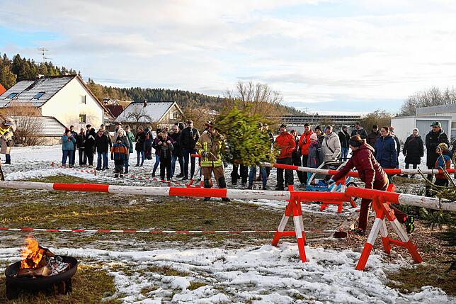 Bild 9: In Marbach fliegen die Weihnachtsbäume durch die Luft