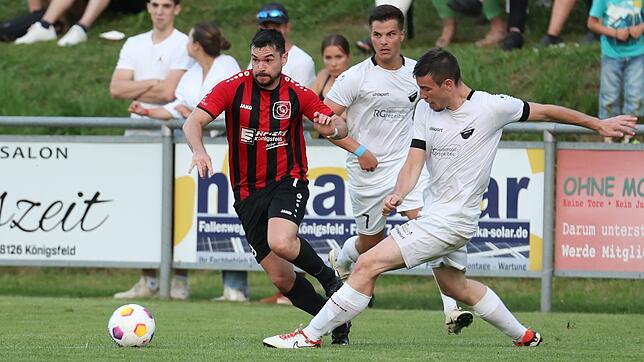 Der Königsfelder Patrick Lauble versucht, Patrick Thoma (rechts) vom FC Pfaffenweiler zu entwischen. Pfaffenweiler und Königsfeld sind ...