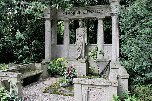 Mit diesem Bauwerk hat sich die Familie Kienzle auf dem weitläufigen Familiengrab ein Denkmal geschaffen. Unter dem Bauwerk soll sich ...