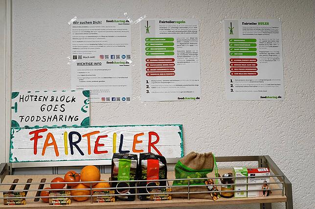 Über dem Fairteiler-Regal im Vorraum der Boulderhalle Hotzenblock in Tiengen hängen Zettel mit den Foodsharing-Regeln.