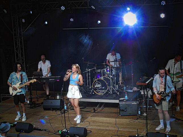 Die Newcomer-Band MUCKE aus Überlingen spielt beim Bruckfelden Open Air Cover von Hits von Olivia Rodrigo, Måneskin oder Europe.