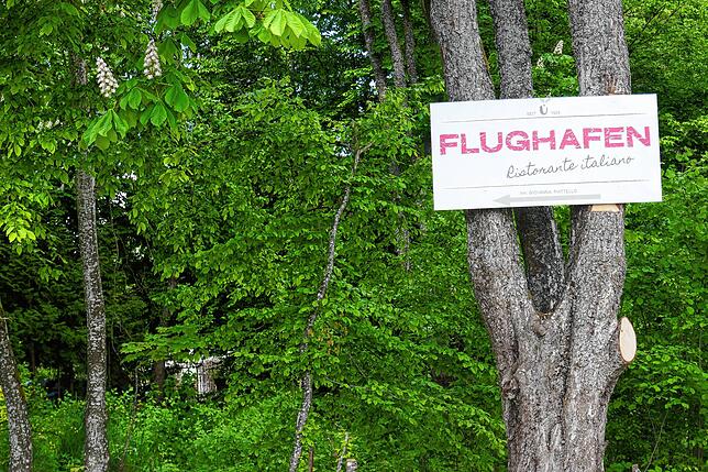 Noch weist das Flughafen-Restaurant-Schild auf das ehemalige Flugfeld im Westen der Kernstadt Villingens hin.