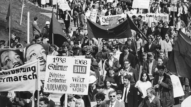 15.04.1968: Ostermarsch in Stuttgart. Nachdem der Studentenführer und SDS-Ideologe Rudi Dutschke am 11. April 1968 bei einem ...