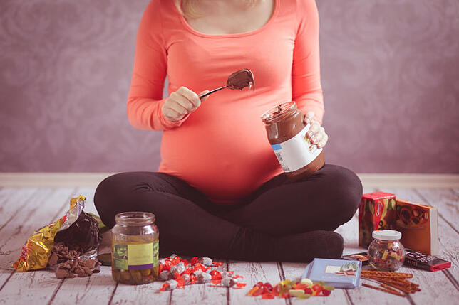 Während der Schwangerschaft sollten sich Mütter besser gesund ernähren.