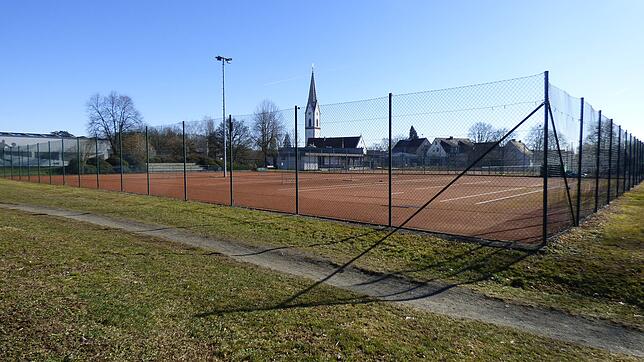 Die Fläche am Rotachufer, auf der die Tennisplätze des SV Oberteuringen sind, wird von der Gemeinde für einen Neubau der Teuringer ...