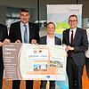 In Bad Dürrheim geben Landrat Martin Kistler (Landkreis Waldshut, von links), Regierungsrat Christian Amsler (Kanton Schaffhausen) ...