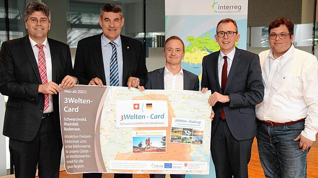 In Bad Dürrheim geben Landrat Martin Kistler (Landkreis Waldshut, von links), Regierungsrat Christian Amsler (Kanton Schaffhausen) ...