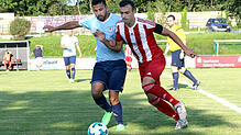 Mert Cesur (links) vom FC Anadolu Radolfzell versucht, den Uhldinger Mitko Dimitrov vom Ball zu trennen. Die Gäste gewannen die Partie ...
