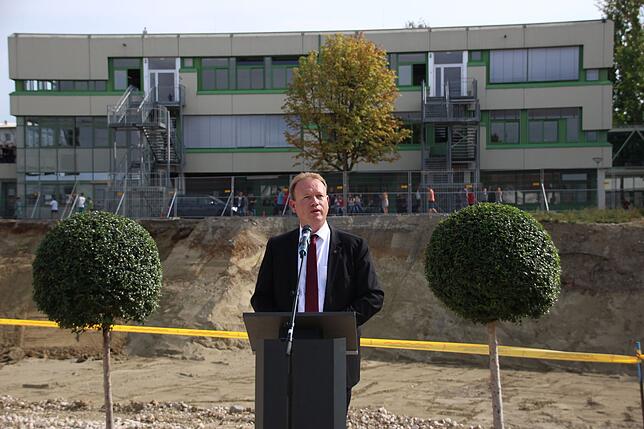 Jan Zeitler beim Festakt zum Baubeginn auf dem Schulcampus in Überlingen.