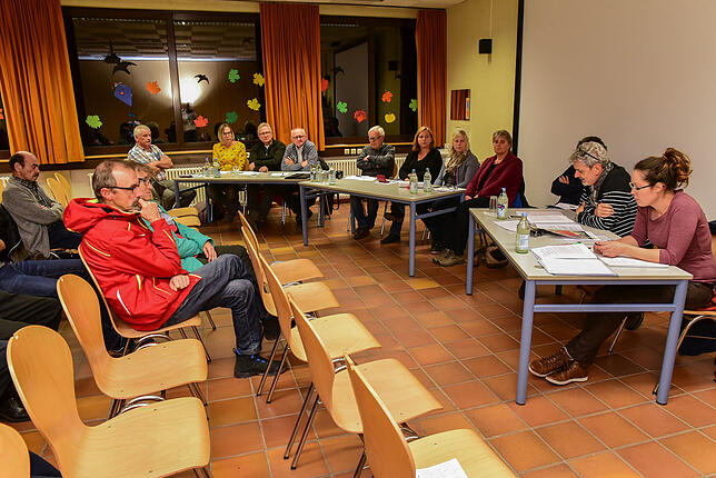 Einige Zuhörer verfolgen die Ortschaftsratssitzung, bei der das Gremium über den geplanten Bau einer großflächigen Photovolatikanlage am ...
