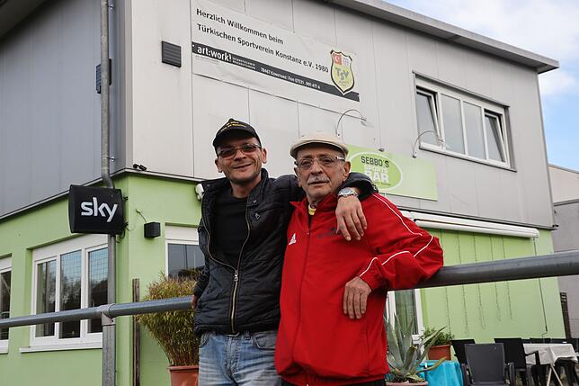 Ali Mehmet Kocer und sein Sohn Cem vor dem Vereinsheim des Türkischen SV Konstanz mit Gaststätte.
