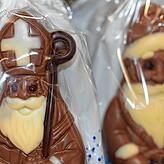 Endlich einmal ein echter Nikolaus: Der baden-württembergische Hersteller Klett bietet den Heiligen (links) an sowie alternativ den ...