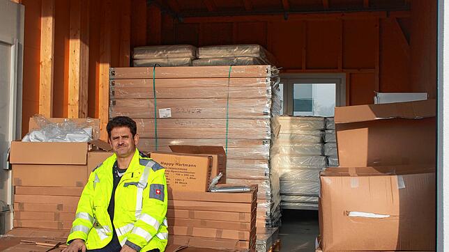 Hussain Helal, einer der Mitarbeiter des Bauhofs, vor einer Garage, in der Betten, Matratzen und Zubehör gelagert werden. Diese werden ...