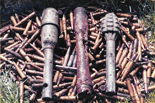 Gefährliche Funde: Nachdem das Wasser erst einmal weg war, fanden sich am Grund des Sees erhebliche Mengen an Munition und Waffen aus ...