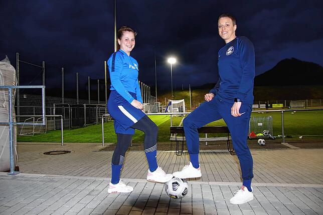 Die Kickerinnen Gina Röhm und Luisa Radice (von links) spielen beim Hegauer FV in der Oberliga.