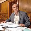 Der Laufenburger Bürgermeister Ulrich Krieger in seinem Büro beim Aktenstudium. Bei der Bürgermeisterwahl am Sonntag ist er der einzige ...