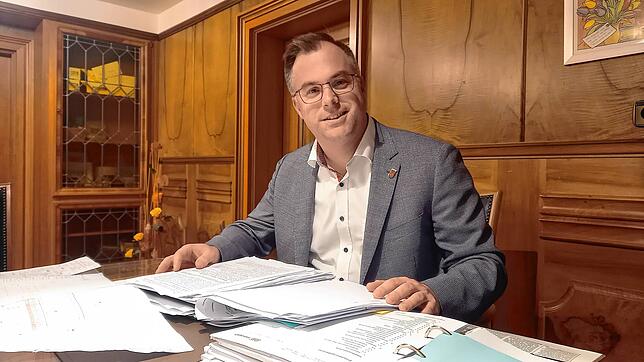 Der Laufenburger Bürgermeister Ulrich Krieger in seinem Büro beim Aktenstudium. Bei der Bürgermeisterwahl am Sonntag ist er der einzige ...