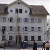 Ind den 1970er Jahren organisierte die Gesamtwehr der Gemeinde Deggenausertal eine große Übung beim Gasthaus &bdquo;Adler&ldquo; in ...
